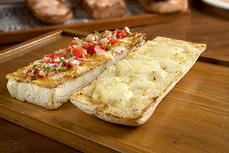 和鸡蛋三明治 配有融化的马扎里拉蔬菜食物美食胡椒法士沙拉盘子小吃午餐面包图片