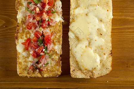 和鸡蛋三明治 配有融化的马扎里拉脆皮沙拉胡椒面包小吃盘子午餐早餐法士美食图片