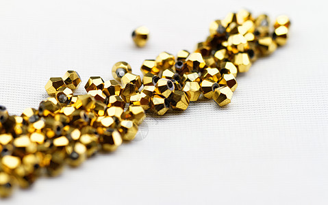金色玻璃珠珠奢华黄色首饰宏观珠宝白色水晶宝石钻孔背景图片