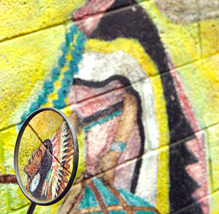 小镜子里反射着一幅土著美国人的街头美术画图片