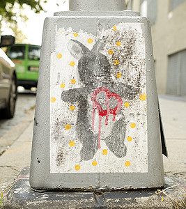街道艺术兔子 红色滴水心 在人行道灯柱的底部图片