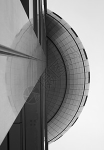 从下面的观点可以看出东京大楼的侧面和圆形结构的反映 177年图片