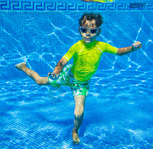 水下男孩眼睛娱乐游泳衣身体假期蓝绿色男性水池乐趣蓝色图片