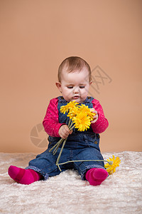 带黄花的婴儿婴儿图片
