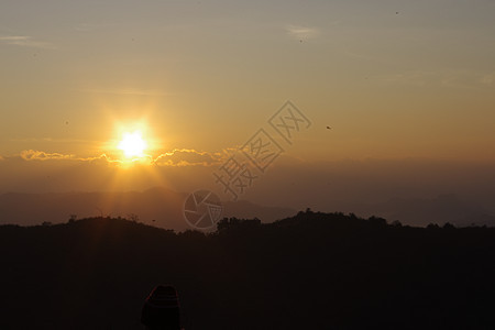 太阳在山上升起红色观光旅游阴影天空旅行日出背景图片