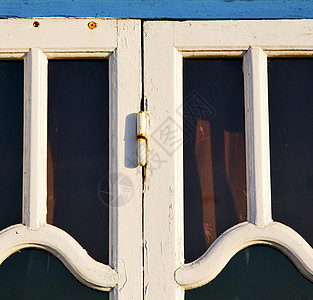 在和旧建筑瓦砖结构的窗口中房子建筑学窗户历史性玻璃住宅古董城市安全乡村图片