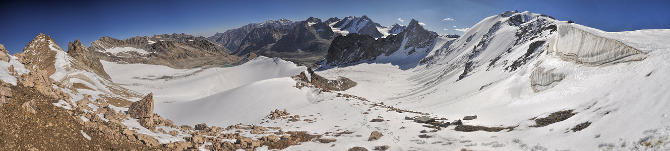 吉尔吉斯斯坦的Ala Archa山峰水平远足顶峰冰川高度首脑岩石全景风景图片