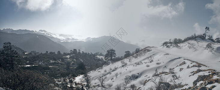 印度阿鲁纳恰尔邦的山云山峰风景远足山脉太阳全景水平图片