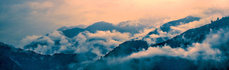 阿鲁纳恰尔邦山脉美丽风景多云天空森林水平全景薄雾丘陵图片