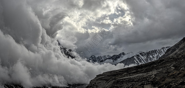 康钦坚加山脉风暴水平灰色美丽丘陵顶峰风景蓝色戏剧性图片