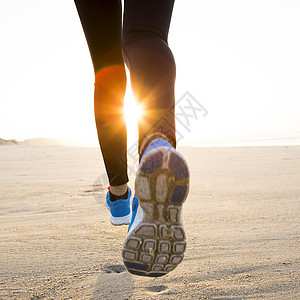 美丽的女人在奔跑海滩日落慢跑者海洋运动鞋运动员阳光运动跑步女士图片