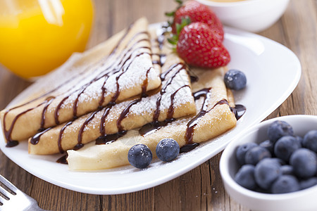 美味的甜甜法国煎饼 在盘子上和新鲜水果巧克力甜点奶油早餐宏观饼子金子食物蛋糕午餐图片