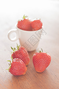 木制桌上的新鲜草莓浆果乡村烹饪美味甜点食物野餐盘子果味营养图片