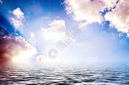 天空与水 平静的海洋 在云雾般的蓝色天空下图片