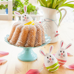 海绵蛋糕和东面鸡蛋花朵快乐花瓶条纹食谱杯子兔子蛋糕食物派对图片