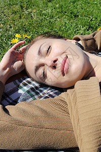 在草地上的女孩眼睛绿色孩子头发休息背景图片
