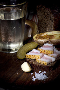 三明治加咸猪油和伏特加村庄粗盐薄雾盐渍胡椒国家酒精美食面包沙龙图片