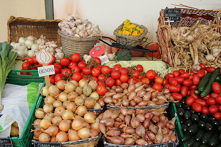 市场摊位上的蔬菜站立红色绿色标签店铺零售价格销售生产图片