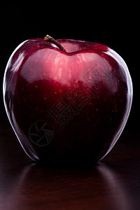 黑暗背景上的 Glus 红苹果反射宏观镜子红色水果黑色食物图片