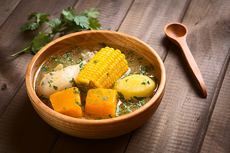 智利传统木头南瓜食物土豆家禽盘子香菜玉米勺子拉丁图片