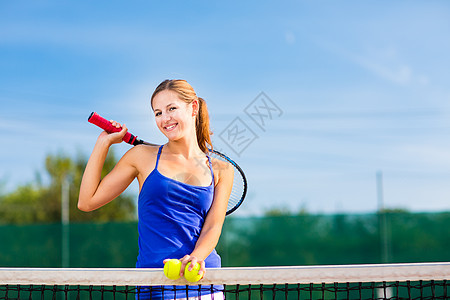 一个拥有复制空间的漂亮年轻网球运动员的肖像训练女士微笑天空快乐闲暇女孩运动法庭速度图片