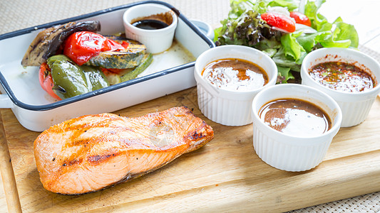 马哈马牛排鳟鱼栖息蔬菜食物烧烤鳕鱼低音海鲜白色绿色图片