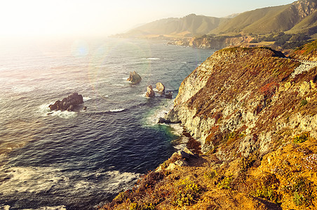 美国加利福尼亚州南大苏尔的狂洋海岸线图片