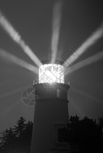 雨夜镜头下的灯塔光束 光柱建筑射线衍射大灯安全风暴孤独薄雾灯笼镜片图片