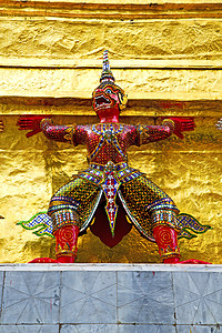 在神庙的恶魔颜色 踏着金色的月亮金子金属怪物马赛克旅游翅膀切口蓝色三位一体宗教图片