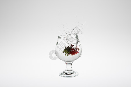 草莓在水中喷洒运动宏观液体气泡海浪飞溅水果食物活力图片