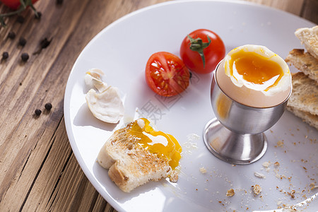 英语早餐 在黑木制餐桌上杯子盘子食物午餐美食咖啡火腿营养果汁饮食图片