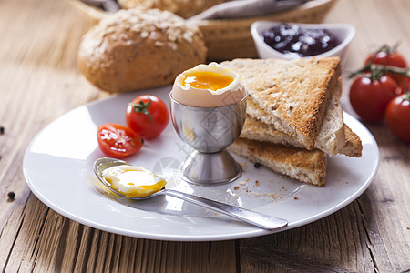 英语早餐 在黑木制餐桌上食物盘子乡村杯子胡椒果汁木板美食火腿营养图片