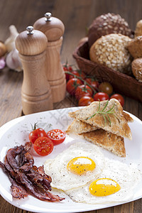 炒鸡蛋和培根在盘子上配香料蔬菜食物面包猪肉英语饮食早餐油炸草本植物杯子咖啡图片