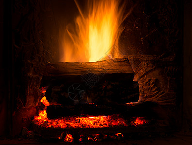 用木柴烧壁炉图片