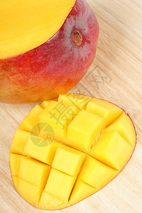 新鲜芒果特配黄色水果砧板宏观热带图片