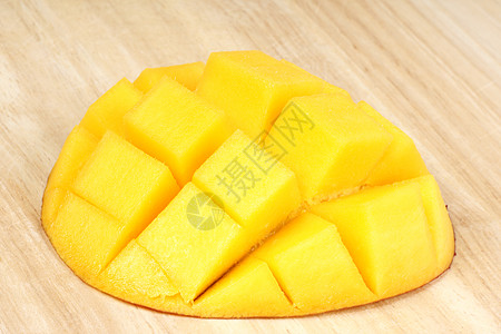 新鲜芒果特配砧板热带黄色宏观水果图片