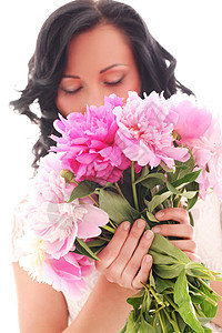 美丽的年轻女子 带着一束花朵黑发微笑享受美味未婚妻工作室牡丹介子女士花瓣图片