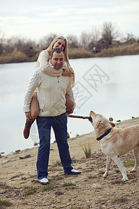 配有狗的夫妇乡村快乐微笑宠物男人猎犬训练家庭友谊幸福图片
