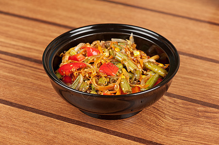 温暖的蔬菜沙拉美味洋葱盘子烹饪香料用餐豆子课程食物季豆图片