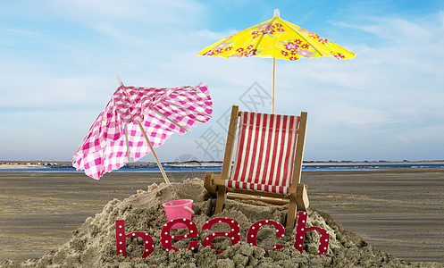 沙中的雨伞和海滩文字蓝色阳伞粉色绿色工具条纹紫色红色椅子木头图片