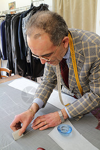 真正的裁缝棉布维修艺术测量按钮男人木头桌子织物设计师图片