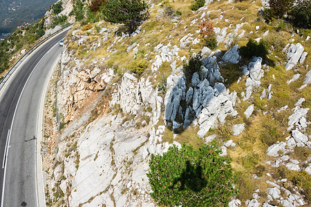 黑山的山路场景驾驶缠绕森林冒险车道蓝色小路国家风景图片