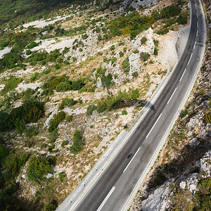 黑山的山路农村旅行森林旅游国家蓝色全景运输驾驶缠绕图片
