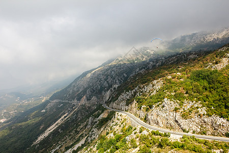 黑山的山路交通农村场景蓝色公园旅游车道森林曲线国家图片