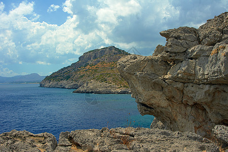 地中海边缘的岩石悬崖 海边石头绿色天空支撑地平线海岸蓝色图片