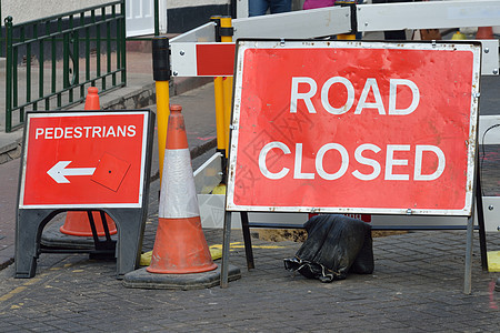 道路封闭标志街道运输红色警告作品障碍工作行人路面交通图片
