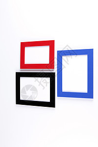 三个木制相框 红色 蓝色 黑色 在白色的墙壁背景图片