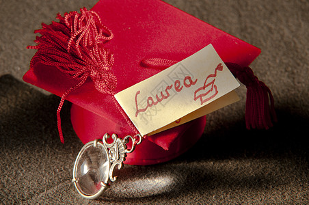 为了庆祝大学毕业 红和彩礼都支持红和意面来庆祝派对医生职业礼物婚礼笔记纸屑丝带帽子红色图片