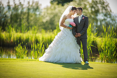 结婚那天一对年轻结婚夫妇的肖像团结裙子礼服妻子订婚快乐丈夫蜜月男人婚纱图片