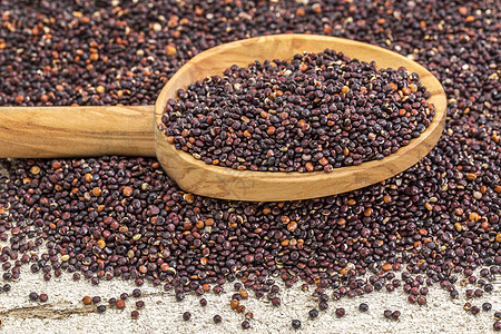 玻利维亚种植的黑quinoa谷物种子木头粮食白色食物乡村勺子图片